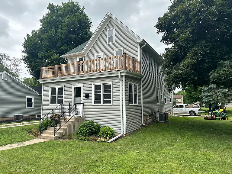 Great Oconomowoc 2 bedroom Upper Unit Next to Downtown Oconomowoc — Photo 1
