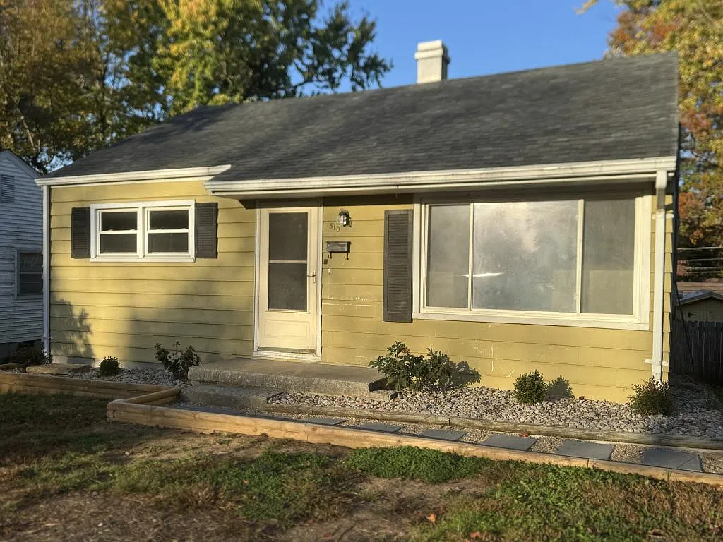 510 Village Dr — Photo 2