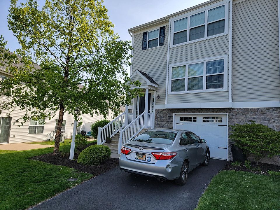 1st image of 752 Oak Leaf Ln