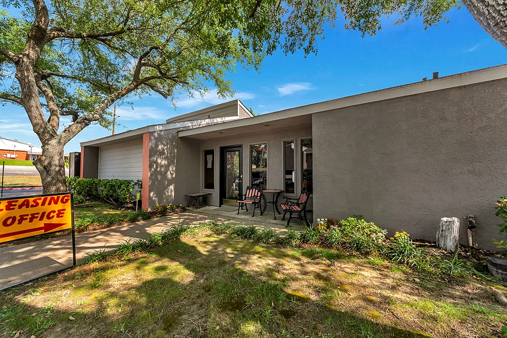 Oak Manor Apartments — Photo 1