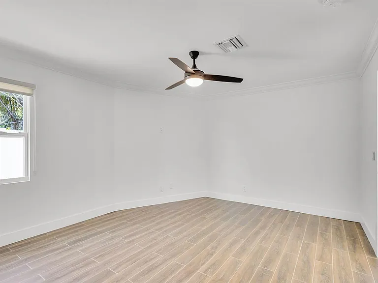 204 W Whitney Dr — Photo 22
