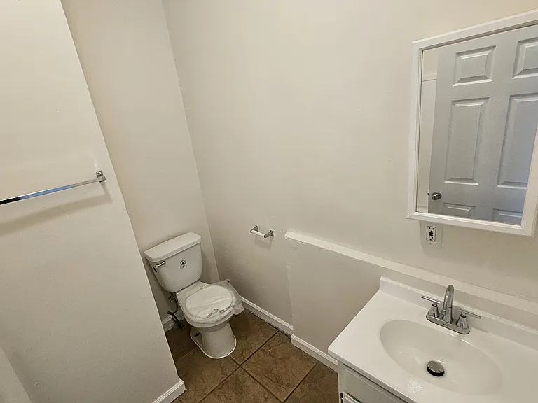 743 S Burlington Ave #6 — Photo 7