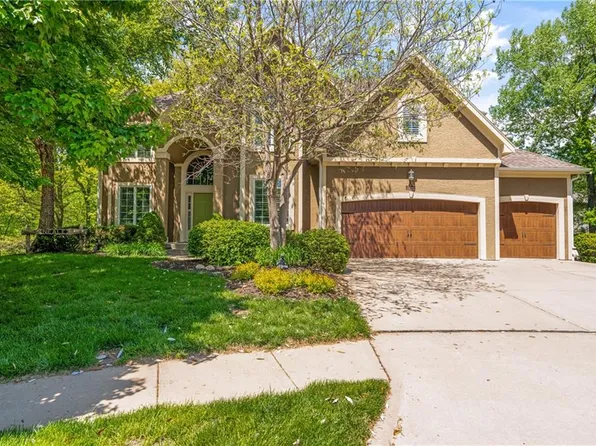 10360 Magnolia Ln, Parkville, MO 64152