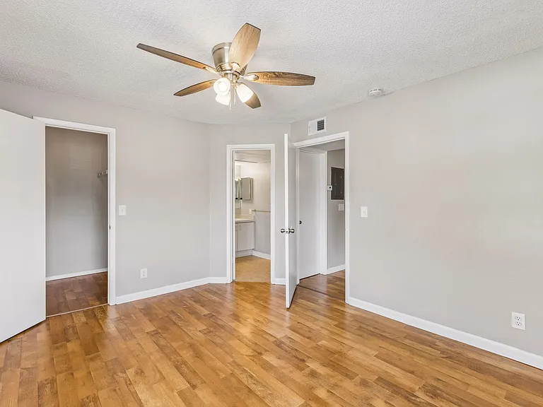 380 Lakepointe Dr #201 — Photo 16