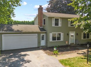 15 Whitney Farms Cir, Fairport, NY 14450