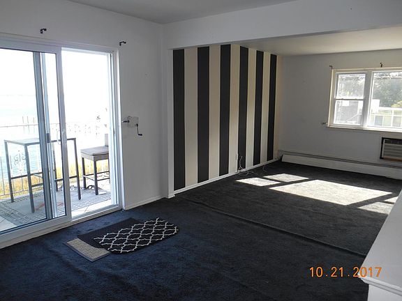 Living/Dining has access to balcony