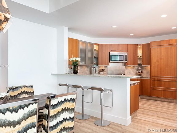 4th image of 2627 S Bayshore Dr #2506