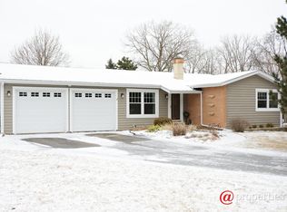 204 Hillside Ct, Lake Zurich, IL 60047