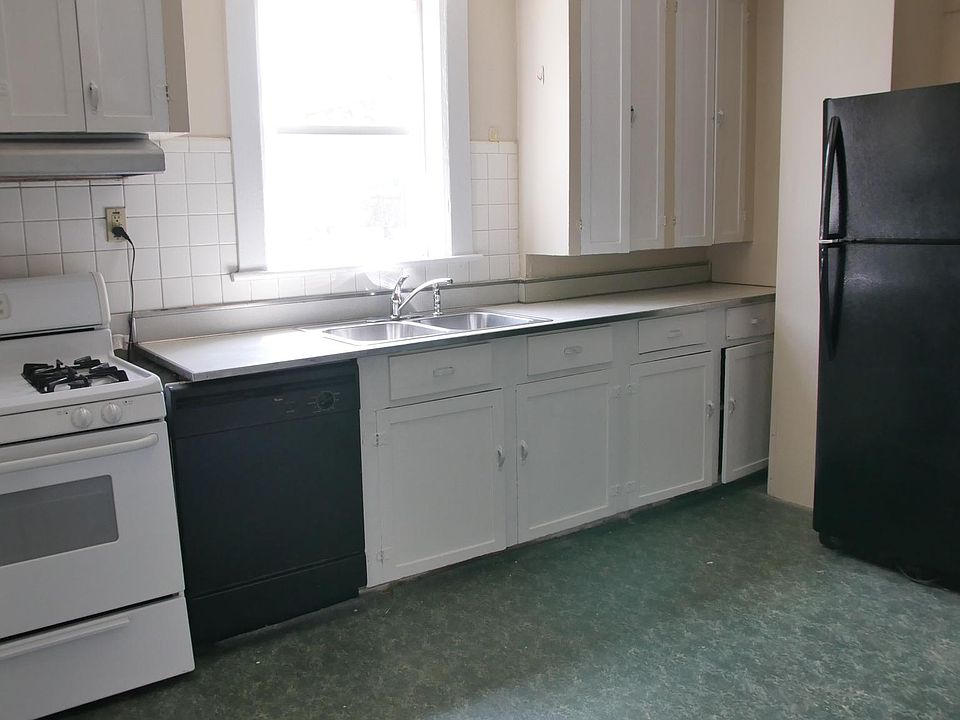 2nd image of 110 Waller Ave