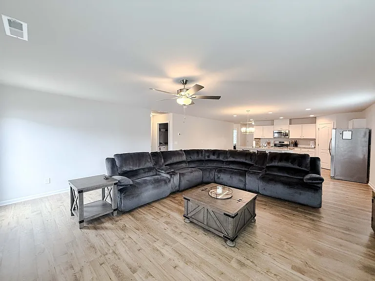 127 Arlington Dr — Photo 2