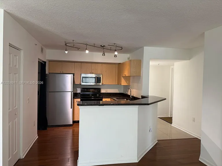 401 Villa Cir #401 — Photo 4