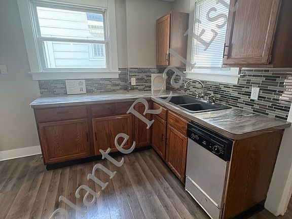 3rd image of 823 Toronto Ave