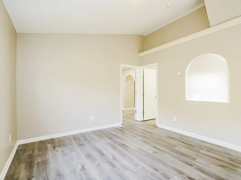 1667 Eastbrook Dr N — Photo 11
