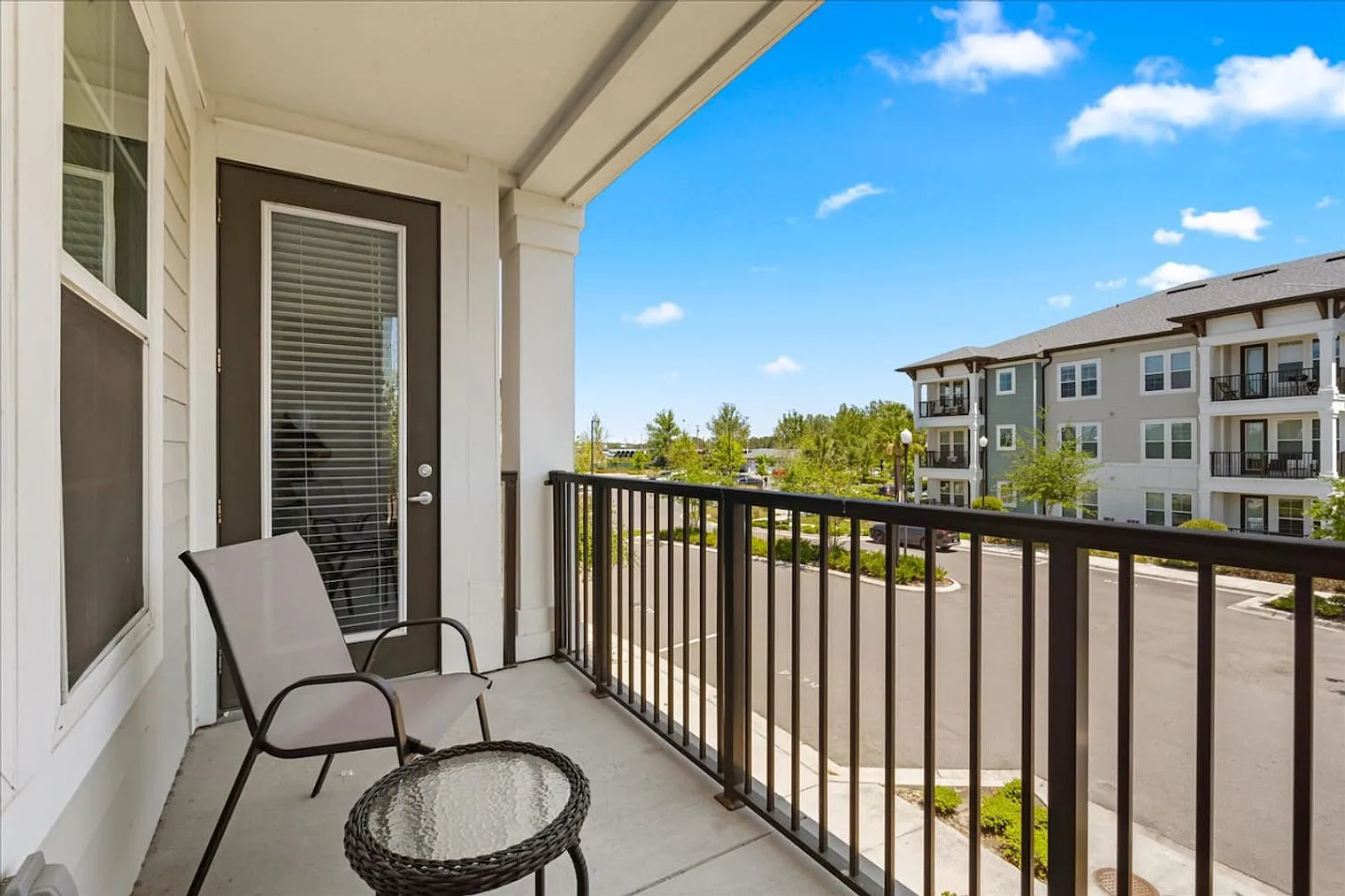 2 bed, 2.0 bath, 11840 sqft, $5,589 — Photo 4
