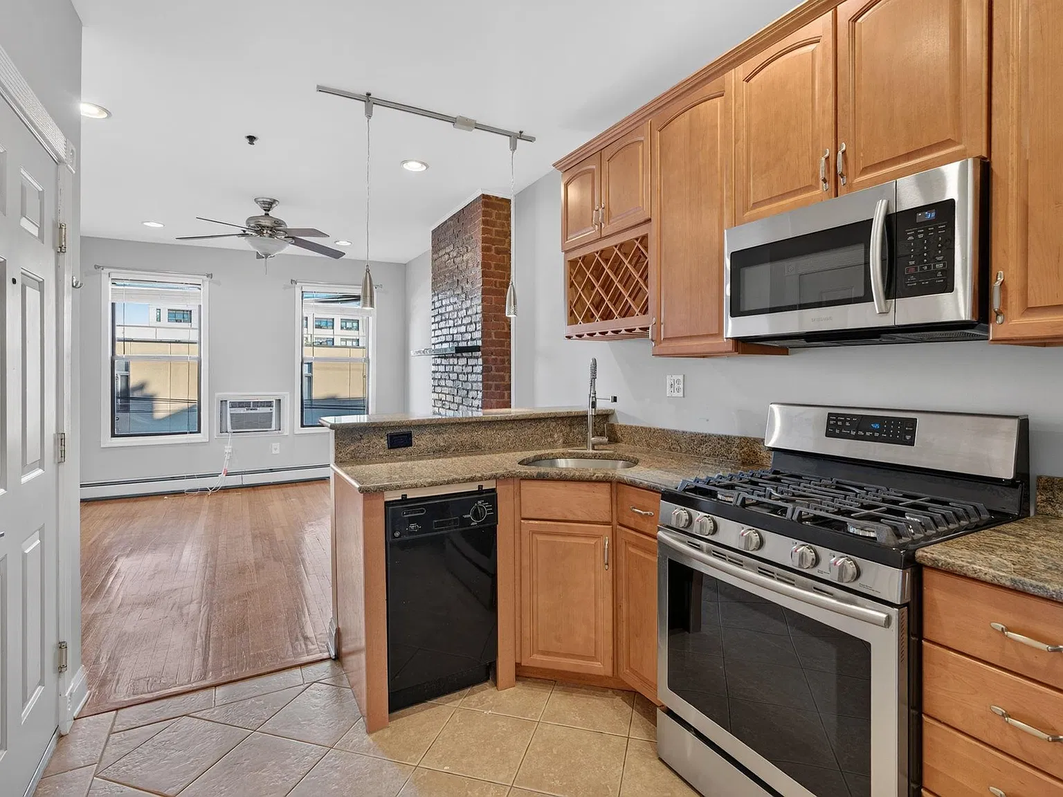 1 bed, 1.0 bath, 606 sqft, $3,000 — Photo 1