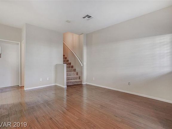 5th image of 944 Dusty Creek St