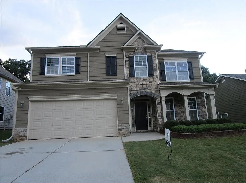4 bed, 2.5 bath, 3168 sqft, $2,450 — Photo 1