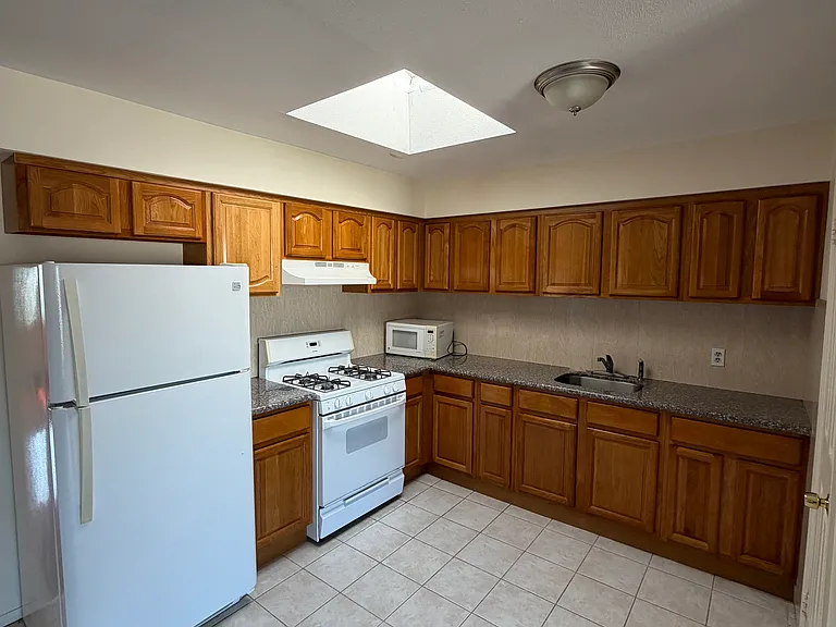375 Bradley Ave #C — Photo 3