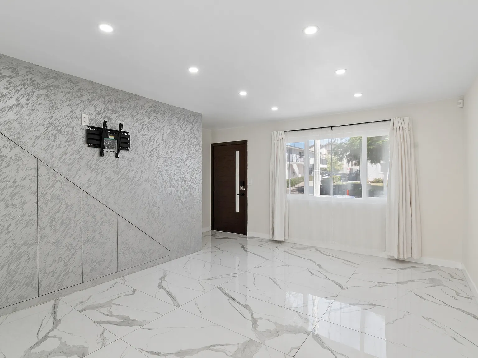 2 bed, 1.5 bath, 960 sqft, $3,400 — Photo 3