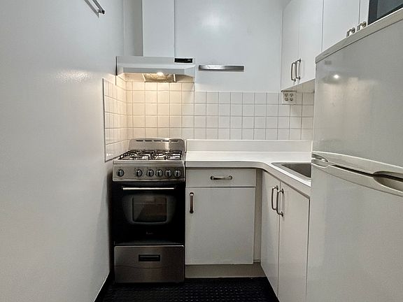 4th image of 24 W 130th St #1