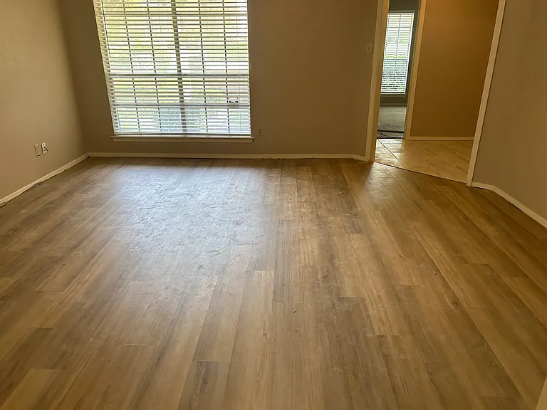 Large Living Room - Vaulted Ceiling
