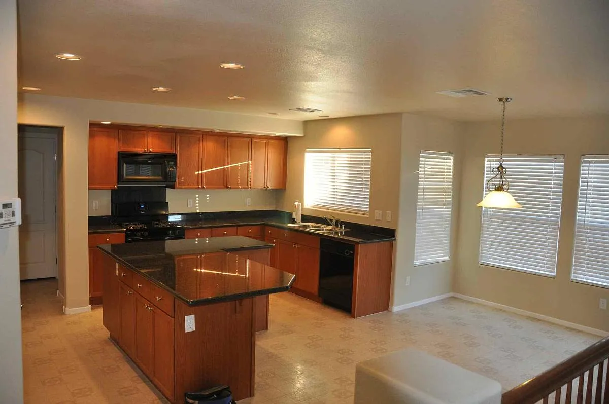 5 bed, 3177 sqft, $3,200 — Photo 3