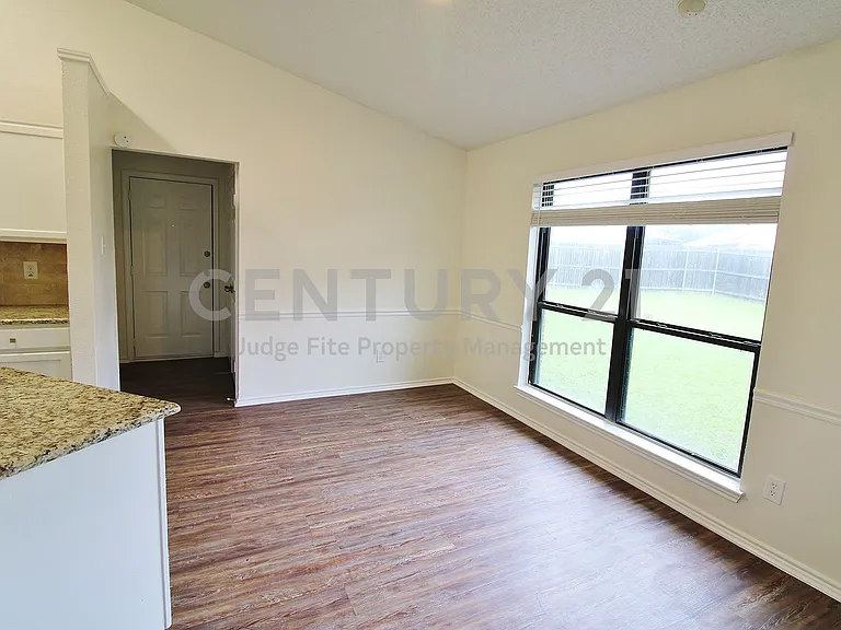 1103 Hemlock Ct — Photo 4