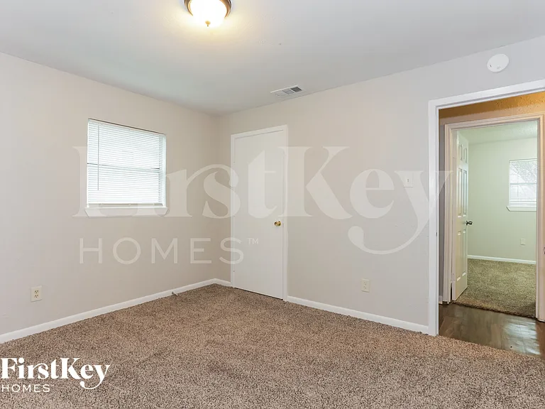 917 Montclair Dr — Photo 12