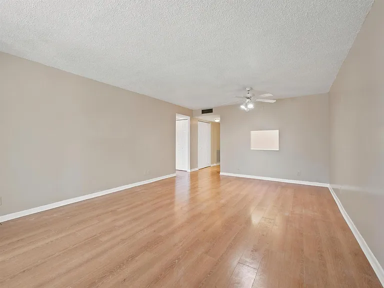 500 Executive Center Dr #2M — Photo 12