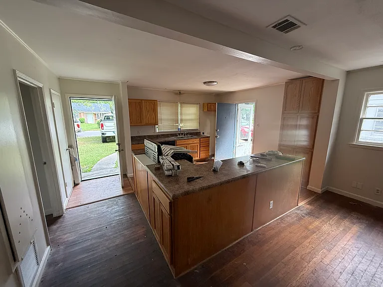 3063 Louise Dr N — Photo 3