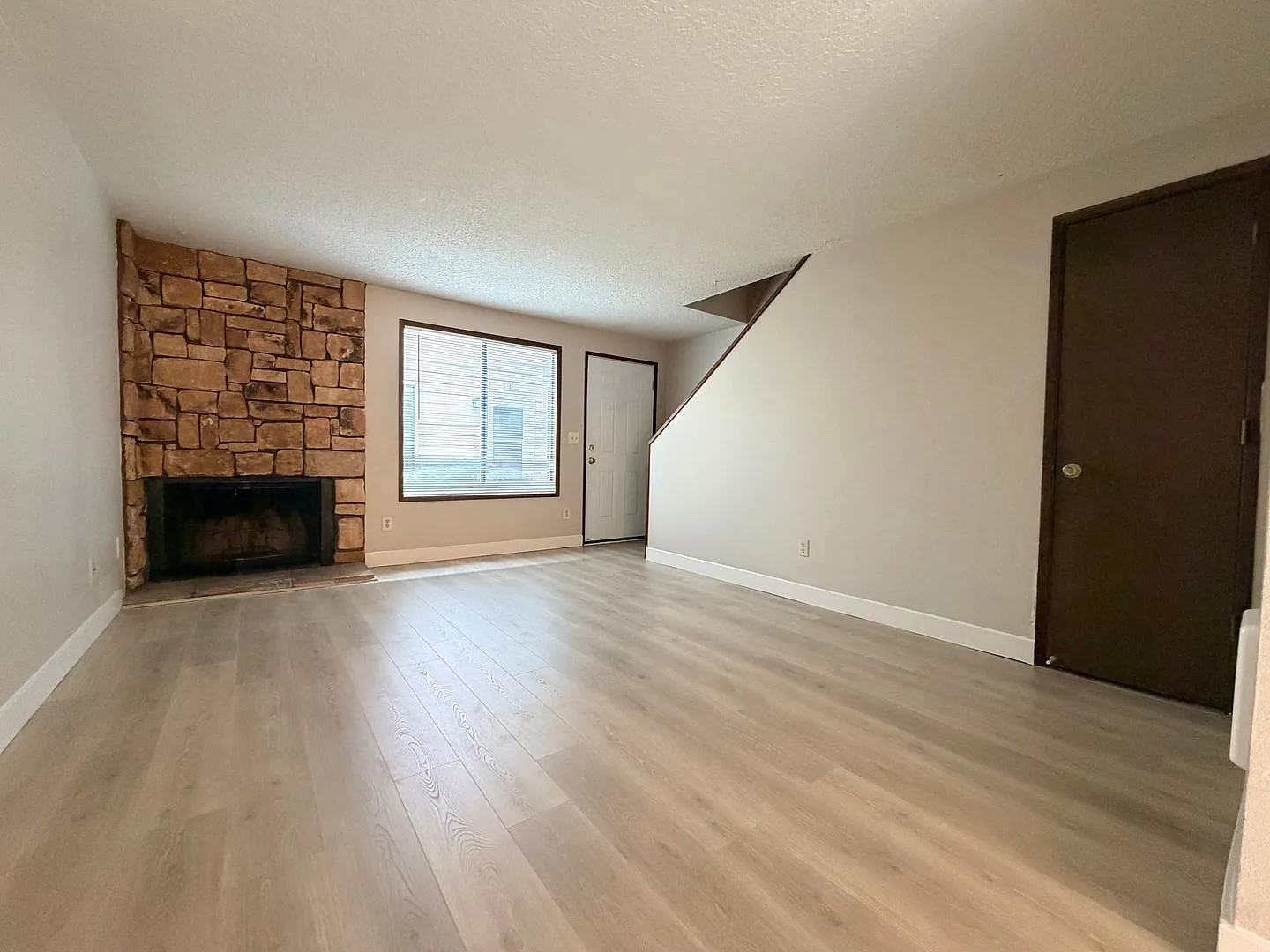 2 BR Town Home Condo in the Heart of Sellwood, Freshly Renovated w/ LVP Flooring! — Photo 3