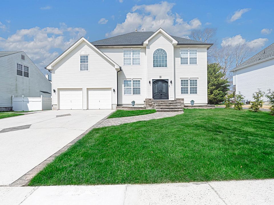 1st image of 11 Chancellor Park Dr