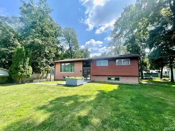8313 W Greenview Dr, Muncie, IN 47304
