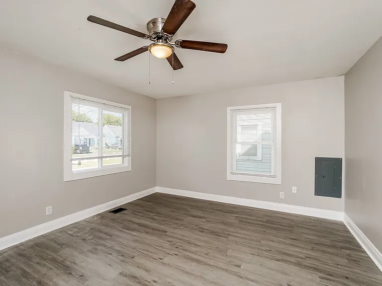 1168570_020_living_room_13189740.jpg