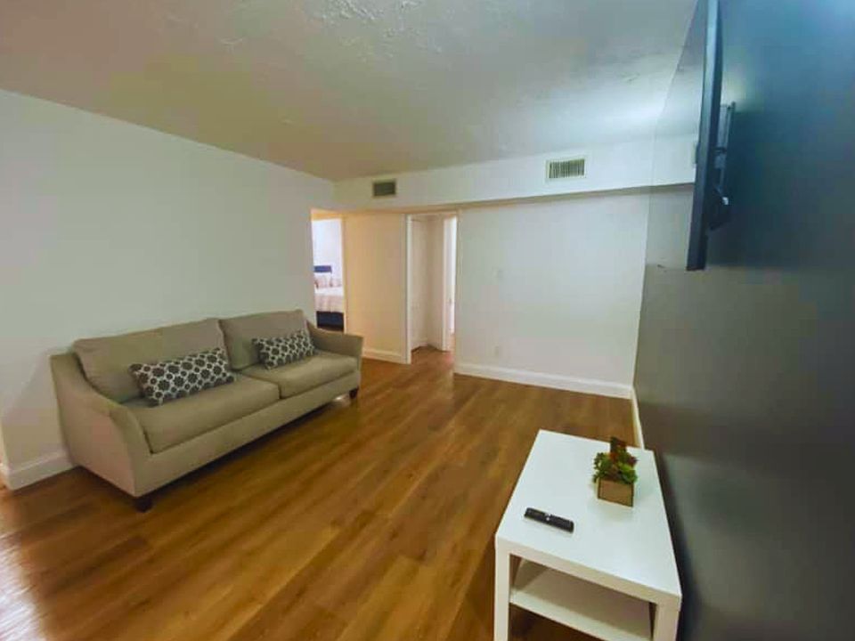 Cozy lounge space with Smart TV, Netflix and comfortable seating.
