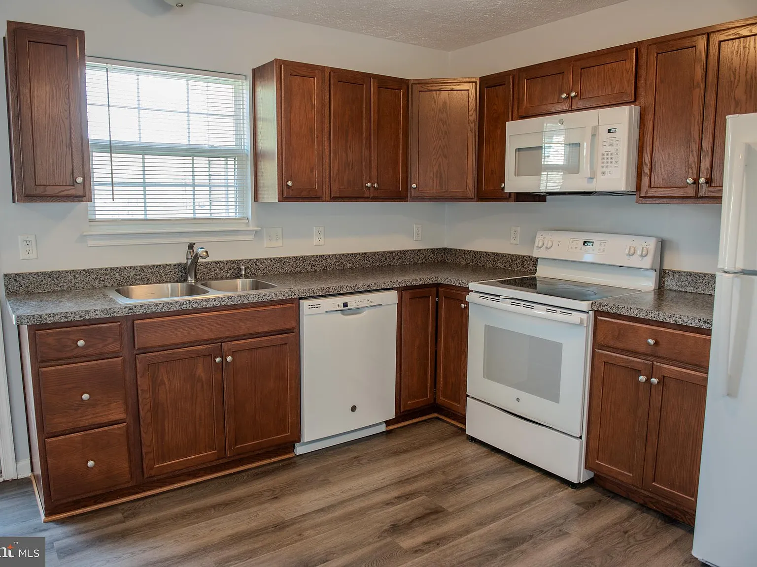3 bed, 1.5 bath, 1251 sqft, $1,825 — Photo 3