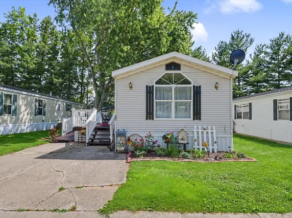 49 Coachman Dr, Monticello, IL 61856