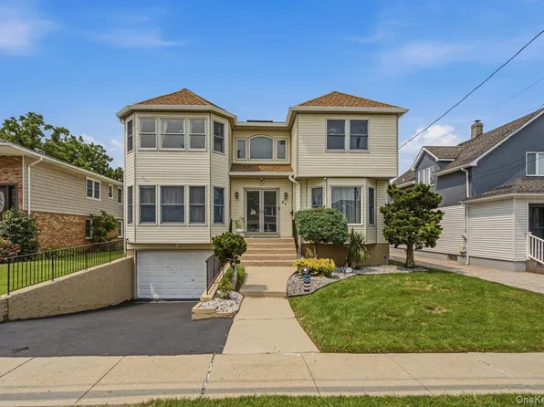 91 Macgregor Avenue, Roslyn Heights, NY 11577