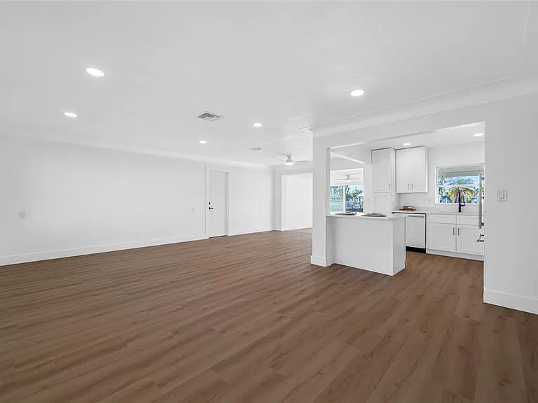 7930 Causeway Blvd S — Photo 9