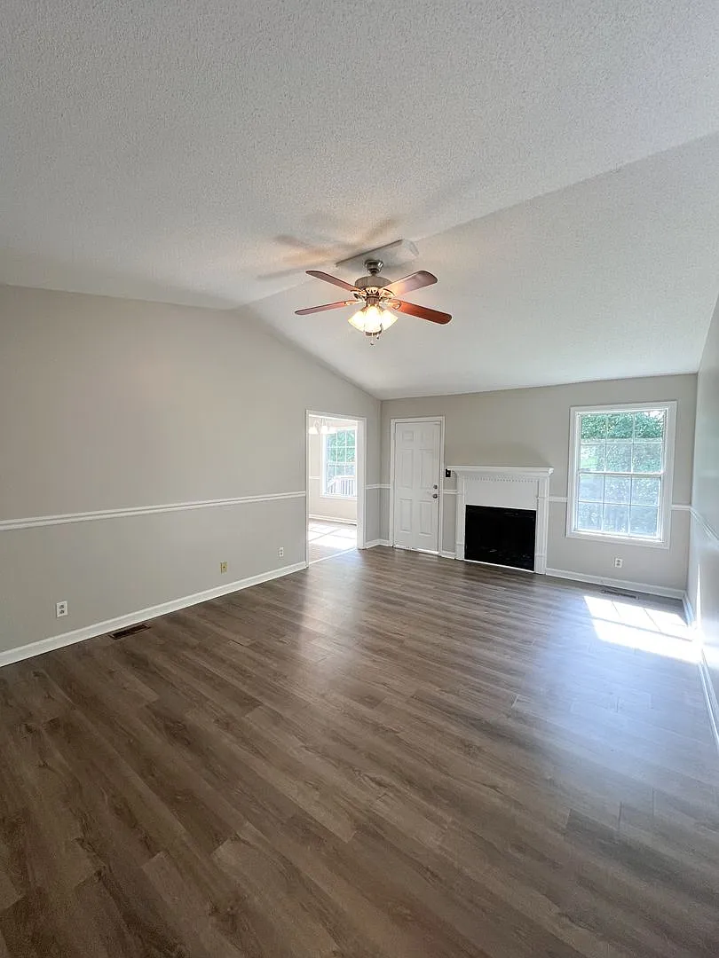 Move-In Special Available! Large Deck and Fenced Backyard! — Photo 4