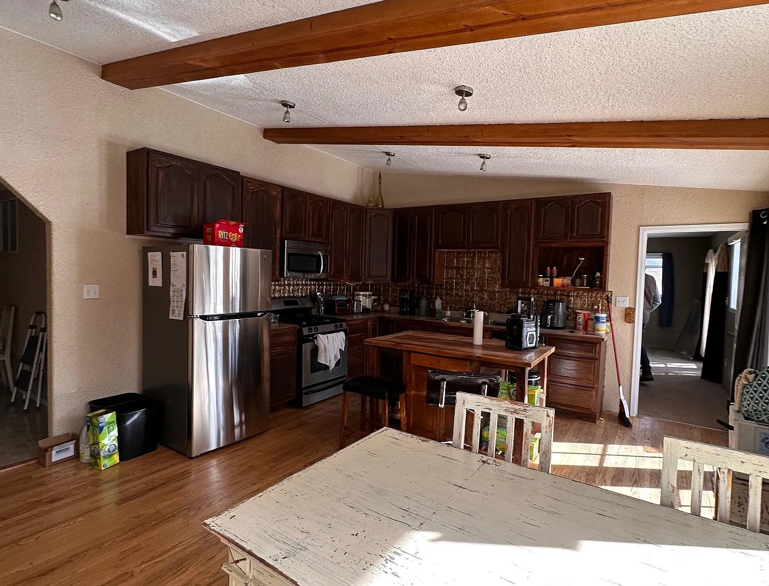 3 bed, 2300 sqft, $2,975 — Photo 3