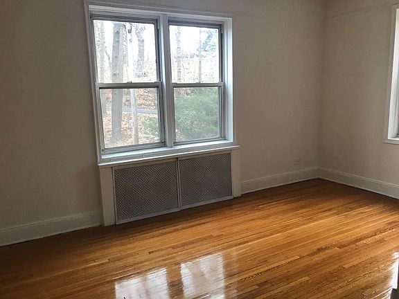 4th image of 610 Victory Blvd APT 2D