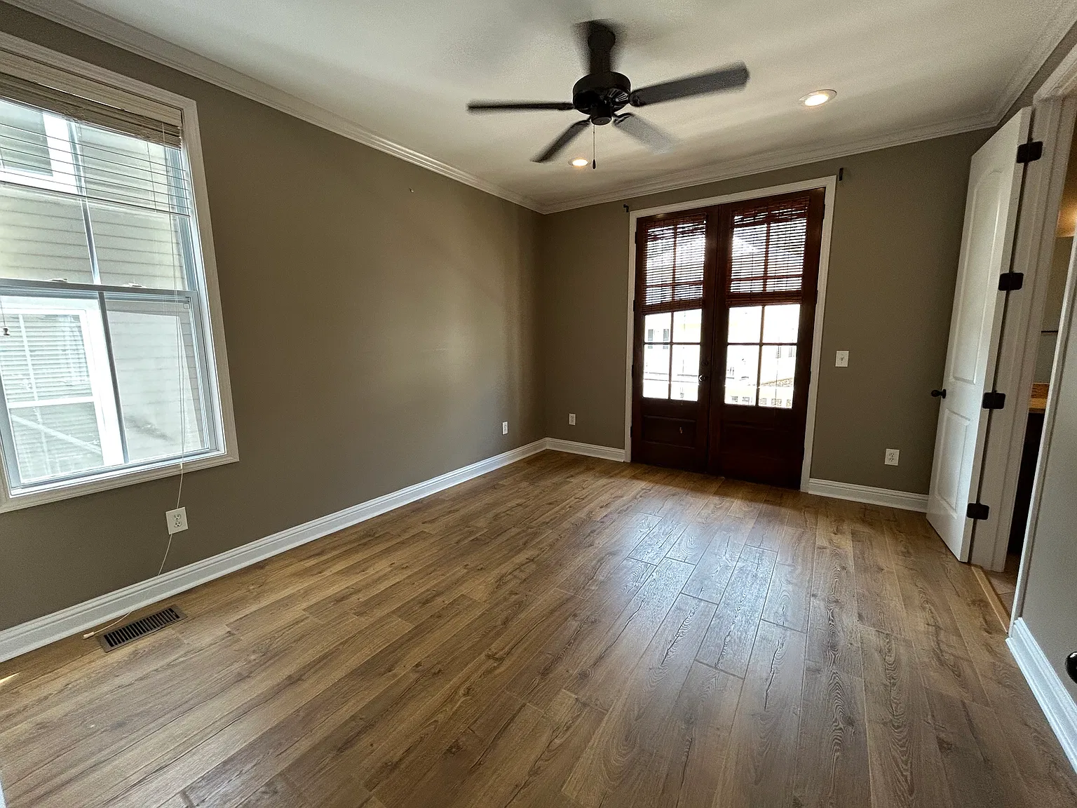 3 bed, 3.5 bath, 1900 sqft, $4,200 — Photo 3