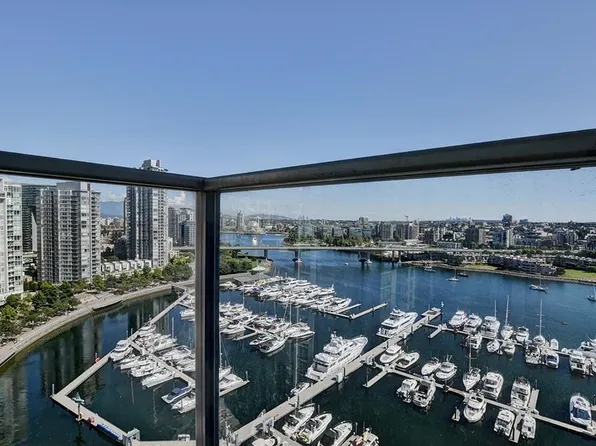 1228 Marinaside Cres #2106, Vancouver, BC V6Z 2W4
