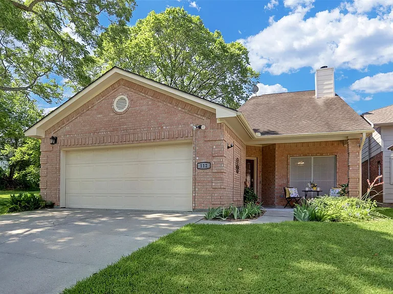 112 Harbour Town Dr — Photo 1
