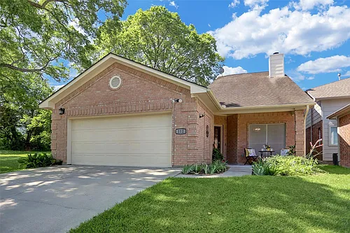 112 Harbour Town Dr Photo 1