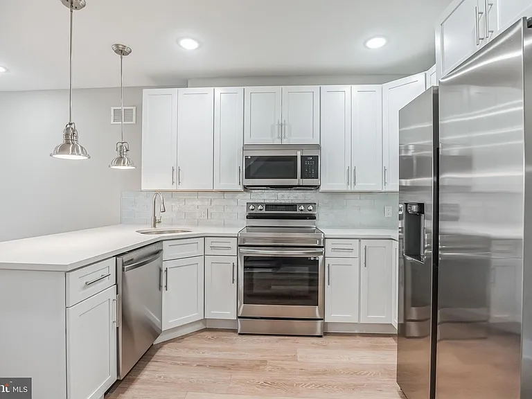 2216 Emerald St #A — Photo 2