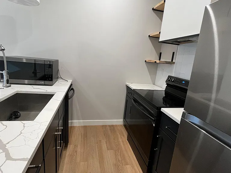 581 American Legion Hwy #101 — Photo 6