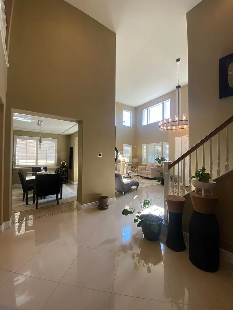 Beautiful Pool Home with Five Bedrooms — Photo 4