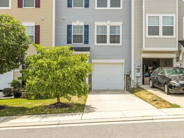 12 Wayside Ct, Falling Waters, WV 25419